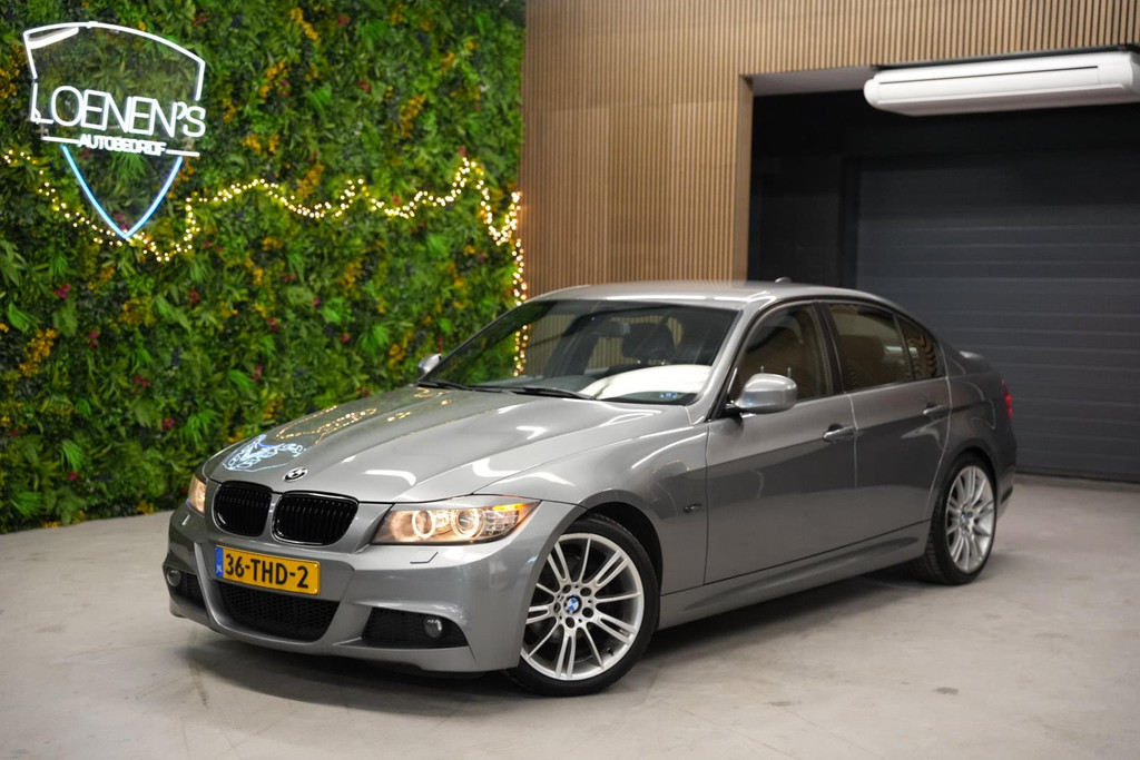 BMW 3 Serie 318i M Sport / Cruise / PDC / Navigatie 49879648-0.jpg | Loenen's Autobedrijf