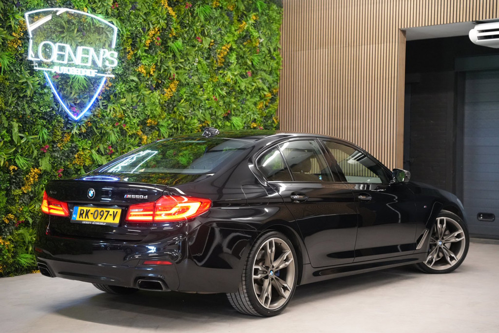 BMW 5 Serie M550d xDrive M-Sport / HUD / Memory / PDC / Cruise 52779602-1.jpg | Loenen's Autobedrijf