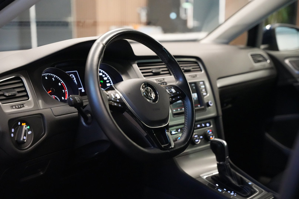 Volkswagen Golf 1.2 TSI Lounge Edition automaat / Cruise / Parkeersensoren / Stoelv 53574555-3.jpg | Loenen's Autobedrijf