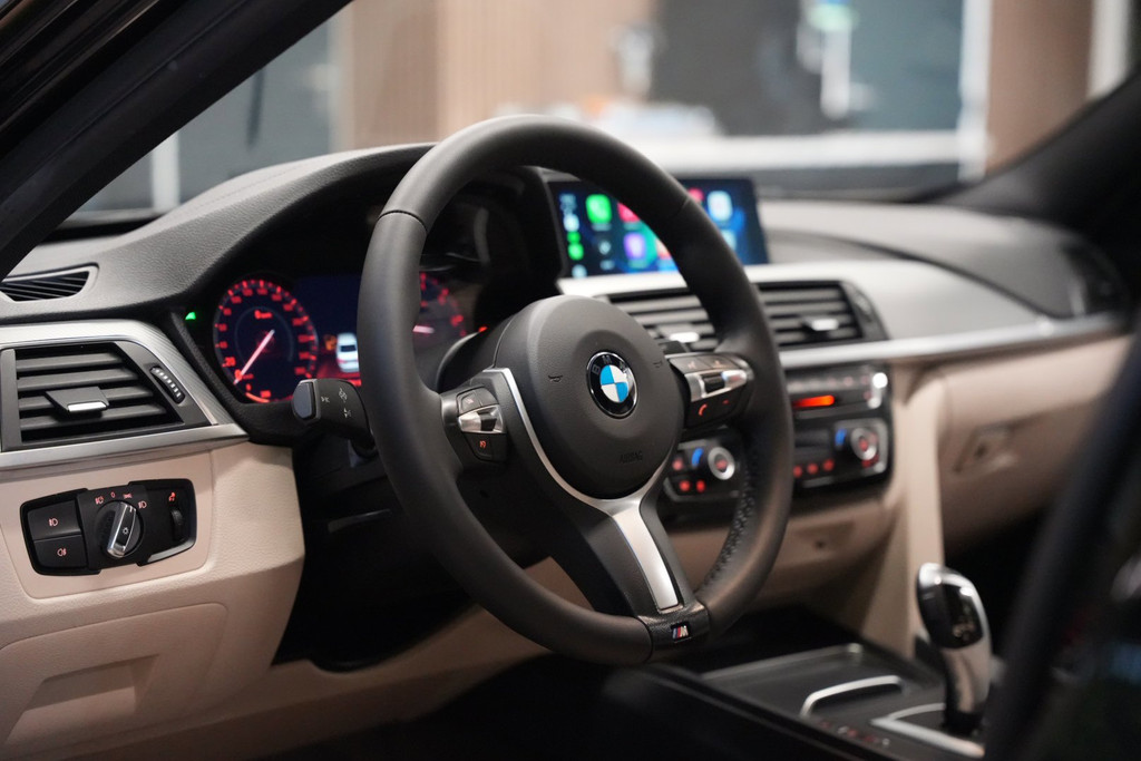 BMW 3 Serie 318i M Sport Edition / CarPlay / Cruise / Shadow Line / PDC 54660191-3.jpg | Loenen's Autobedrijf