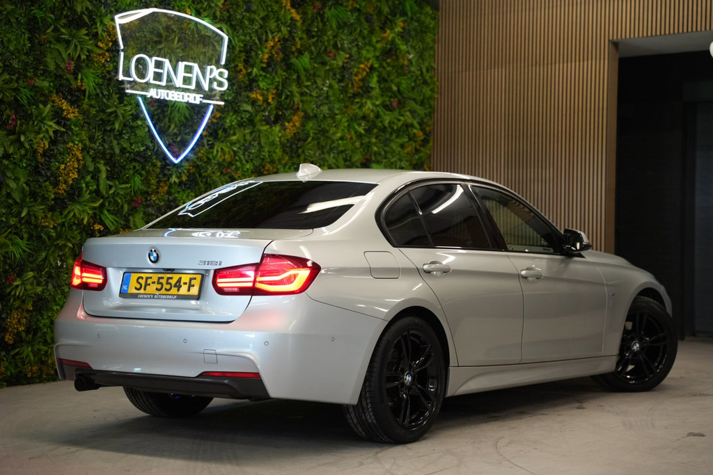 BMW 3 Serie 318i Edition M Sport Shadow / Camera / CarPlay / Cruise 54871205-1.jpg | Loenen's Autobedrijf