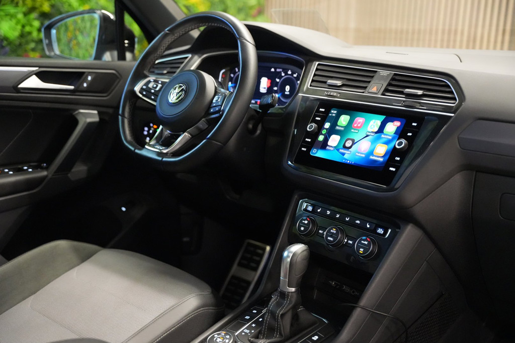 Volkswagen Tiguan 2.0 TSI 4Motion 3x R-Line / Pano / HUD / Camera / CarPlay 55864584-2.jpg | Loenen's Autobedrijf