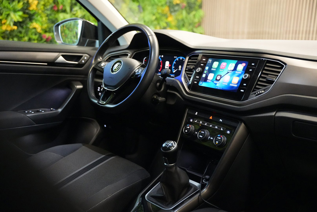 Volkswagen T-Roc 1.0 TSI R-Line / Stoelverwarming / Parkeersensoren / CarPlay 55893658-2.jpg | Loenen's Autobedrijf
