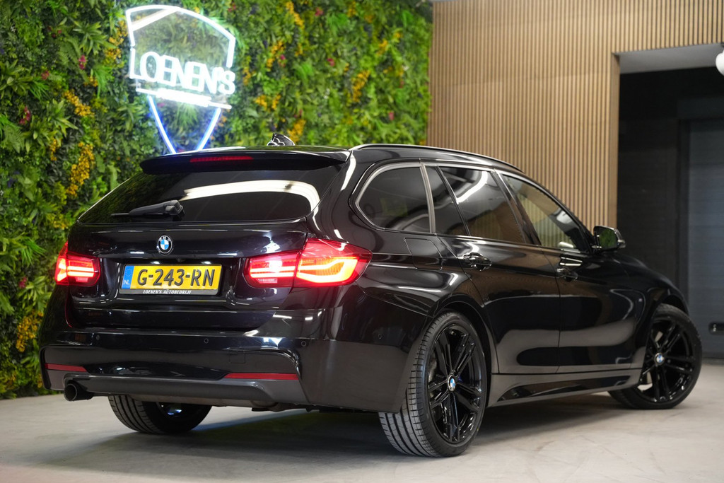 BMW 3 Serie Touring 318i M Sport / Pano / Harman Kardon / Camera / HUD 56330781-1.jpg | Loenen's Autobedrijf
