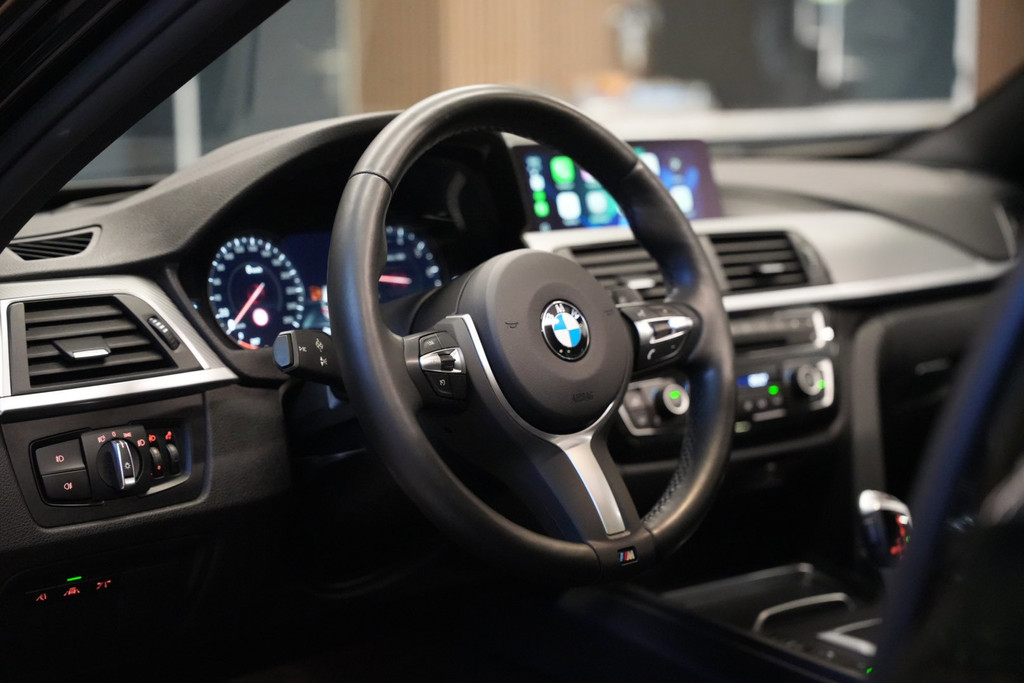 BMW 3 Serie Touring 318i M Sport / Pano / Harman Kardon / Camera / HUD 56330781-3.jpg | Loenen's Autobedrijf