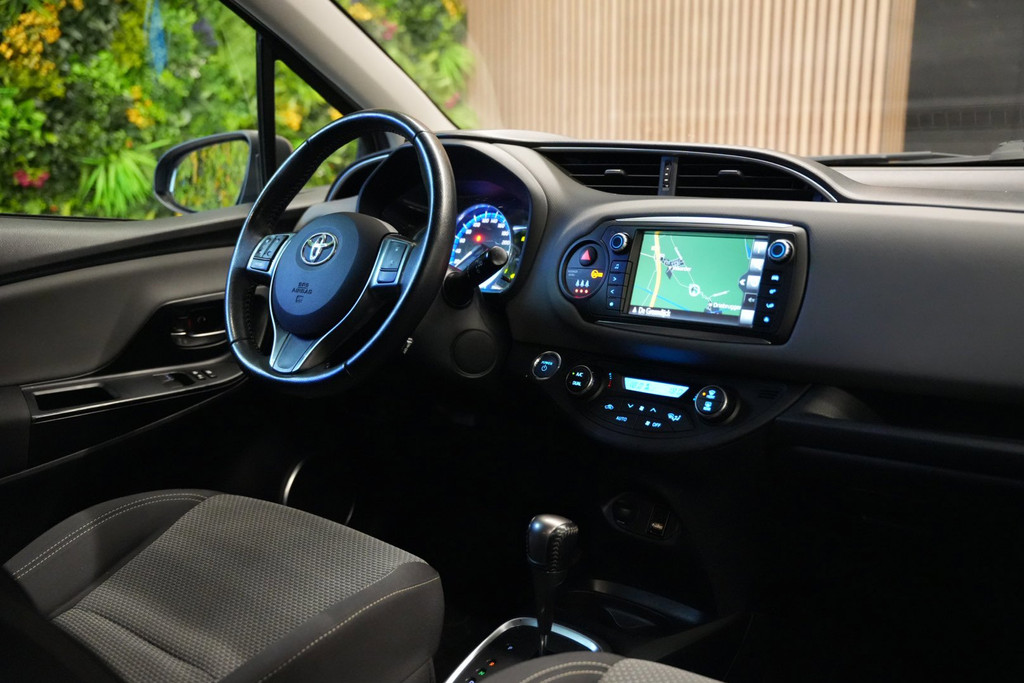 Toyota Yaris 1.5 Hybrid Lease Automaat / Cruise / Camera / Navigatie 56505567-2.jpg | Loenen's Autobedrijf